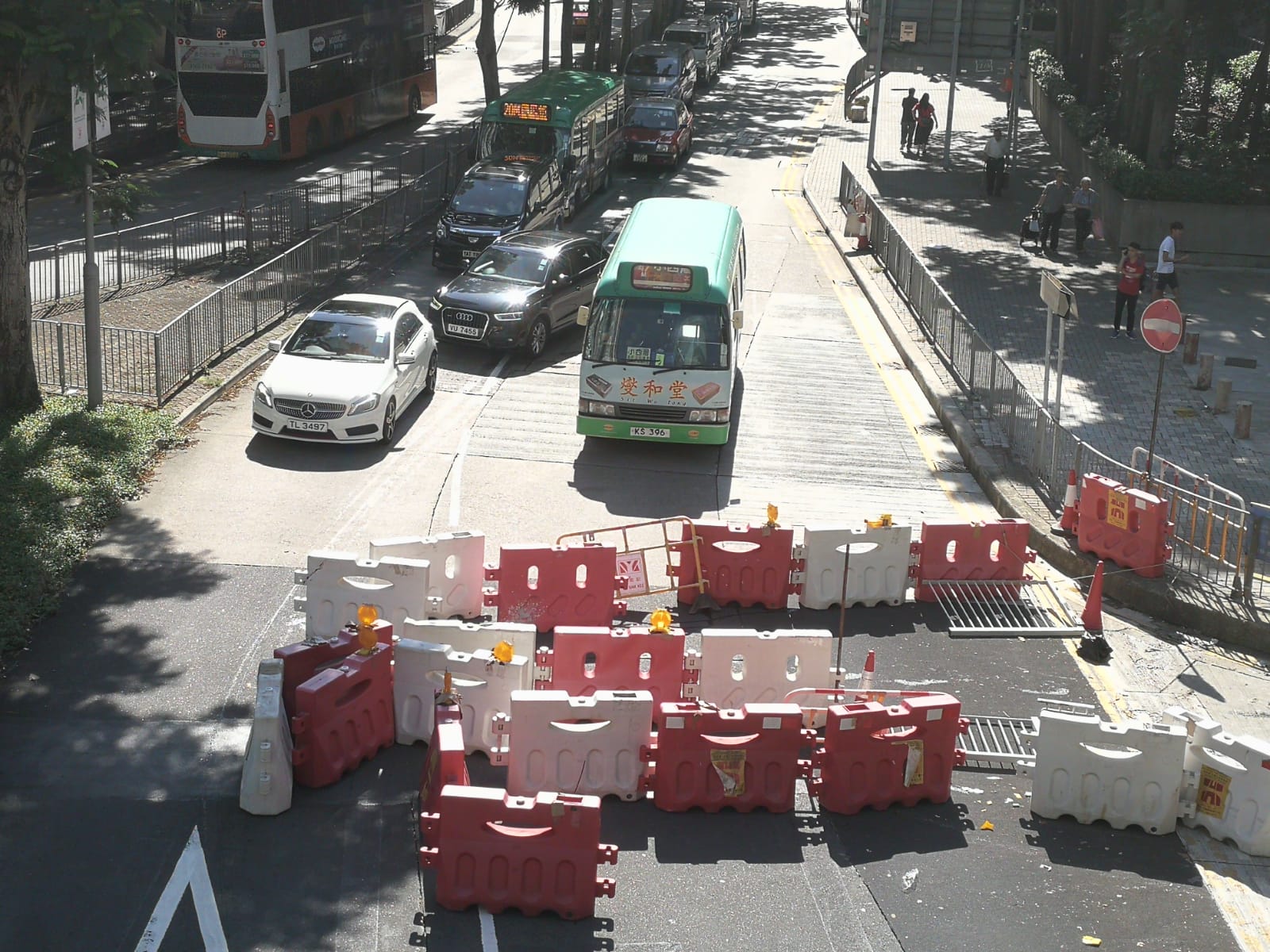 極端分子用水馬或雜物阻塞多處道路