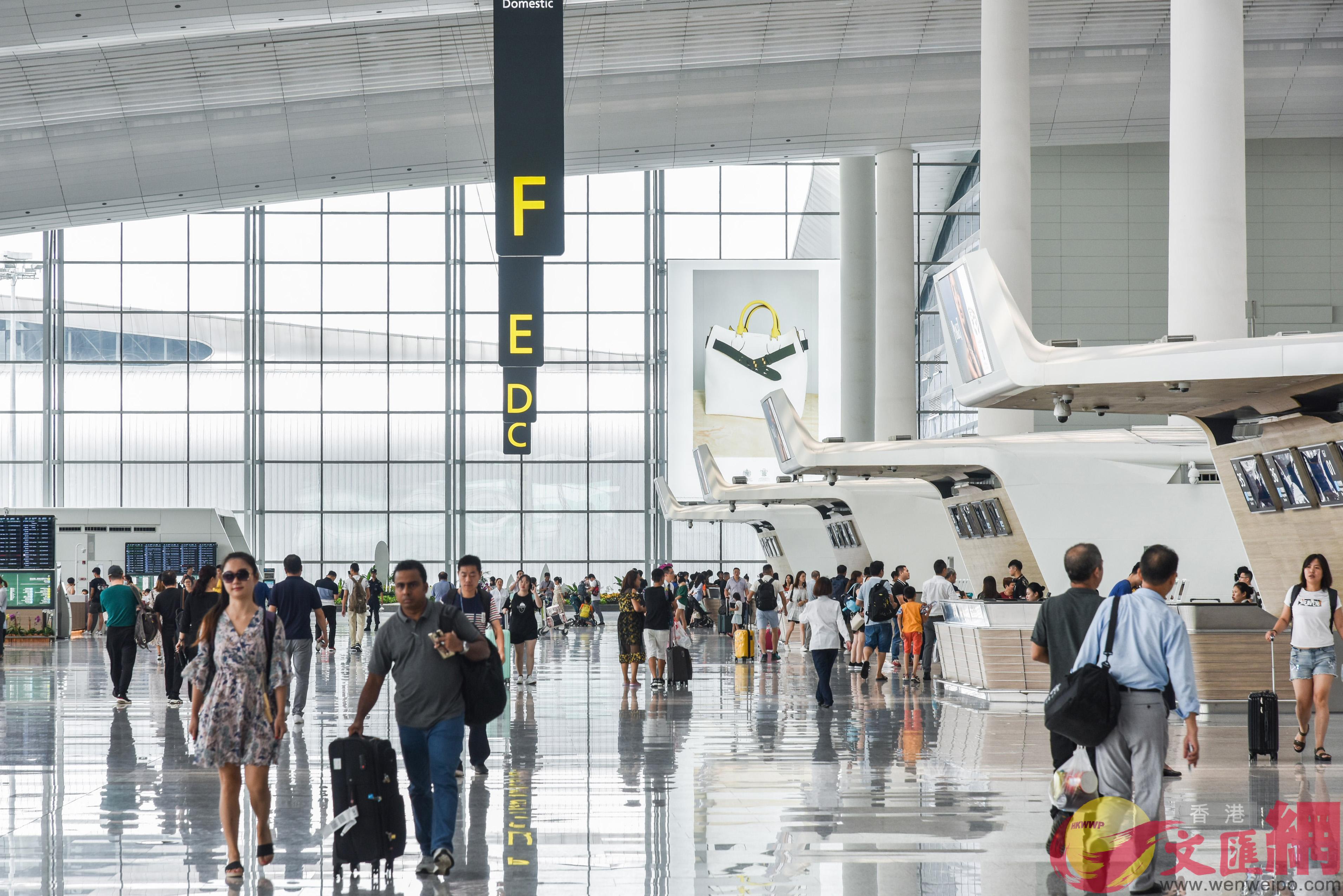 白雲機場今年客流量超越7000萬人次A進一步貼近香港機場C]方俊明攝^