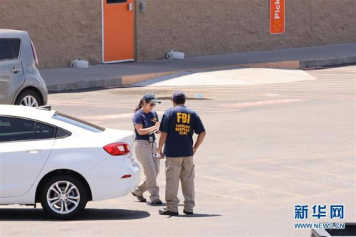 8月4日A在美國得克薩斯州西部埃爾帕索市A美國聯邦調查局探員在槍擊案現場調查取證C(圖片來源G新華社)