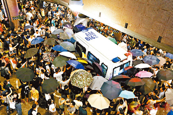 大批示威者在黃大仙港鐵站外包圍警車並阻止警車離開C香港文匯報記者 攝