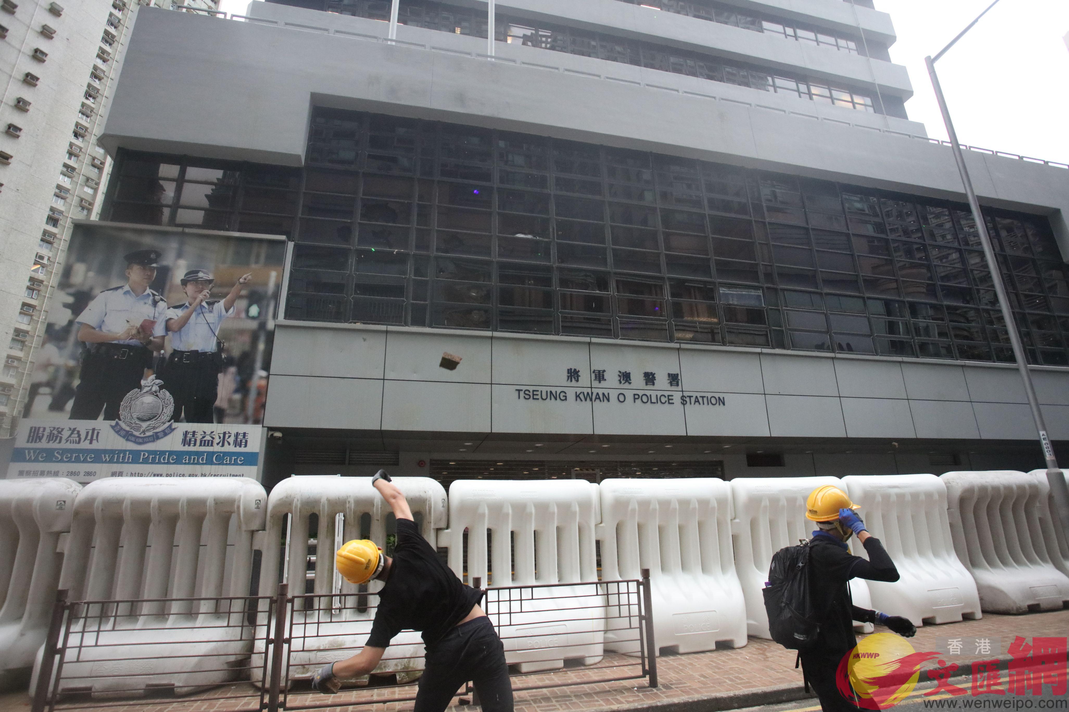 將軍澳遊行結束後A暴徒擲磚頭攻擊將軍澳警署外牆玻璃窗C 香港文匯報記者攝 