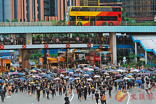  示威者第一次堵塞紅磡海底隧道收費站C 香港文匯報記者 攝