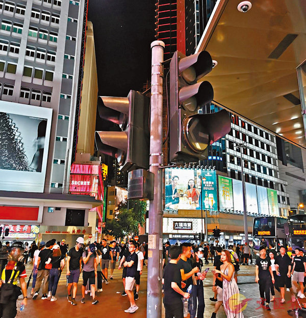  銅鑼灣崇光百貨對開的交通燈昨晚被人塗黑破壞C香港文匯報記者 攝 