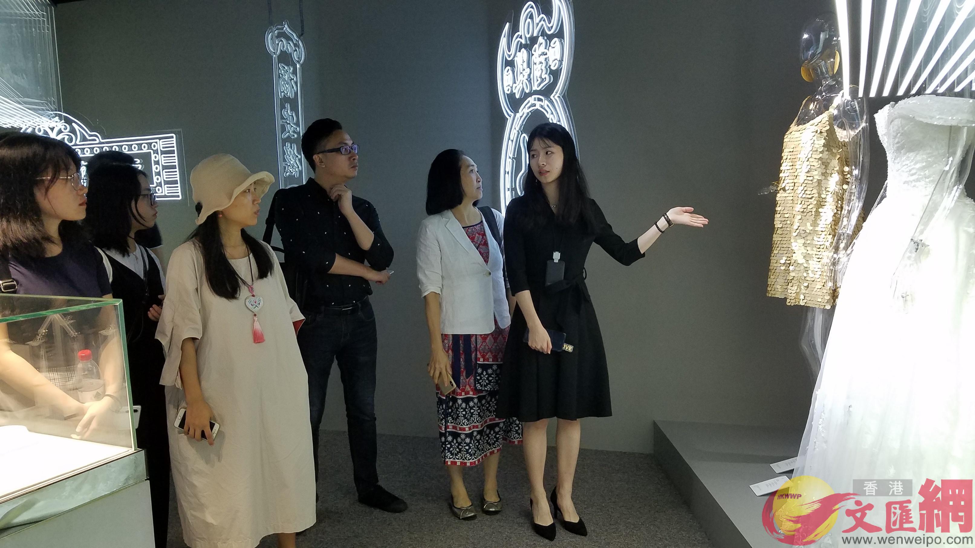 設計師們參觀周大福90周年品牌周年展覽 記者郭若溪攝