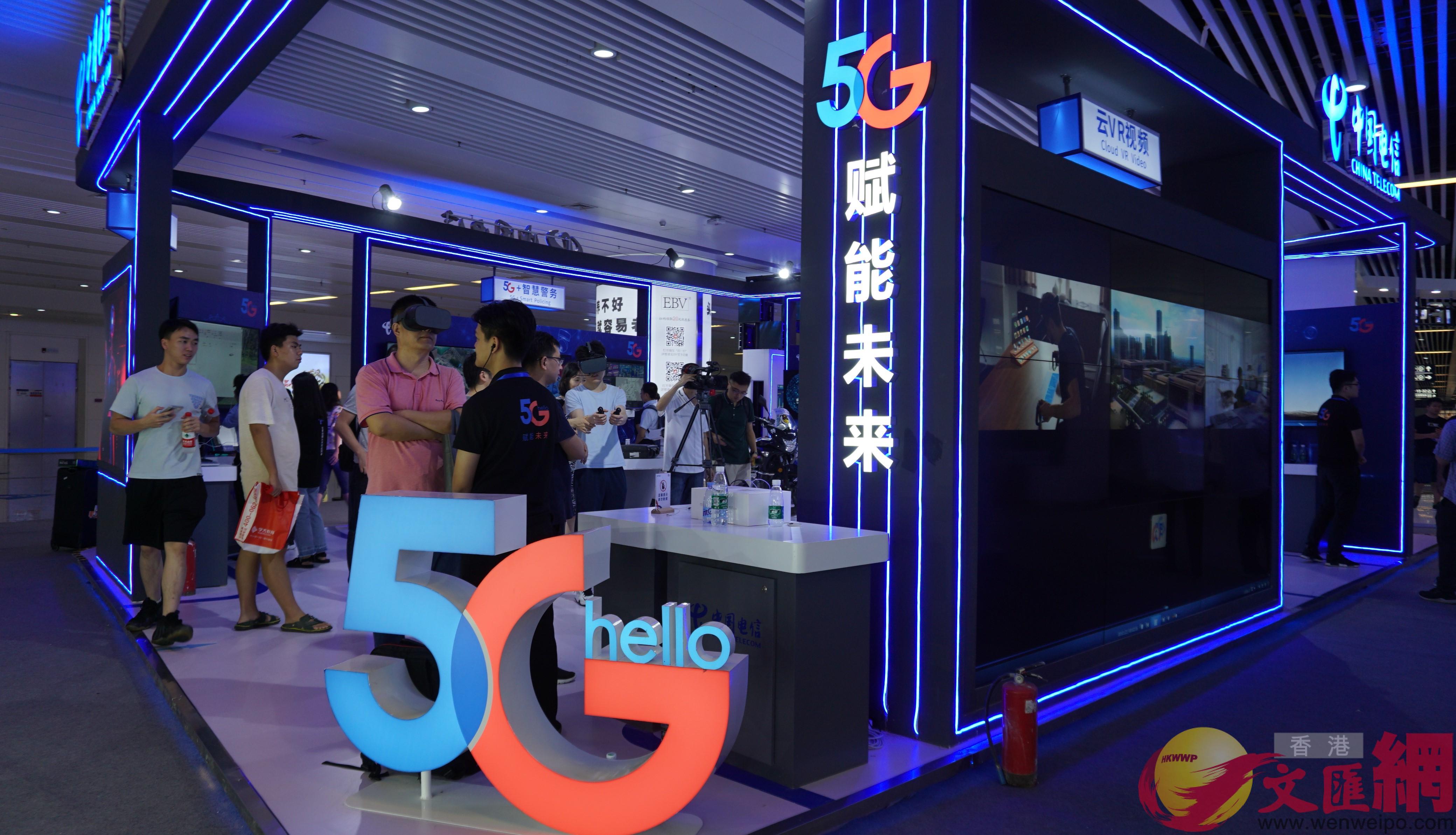 在5G體驗周展覽區A市民們現場體驗各類5G產品]記者 郭若溪 攝^