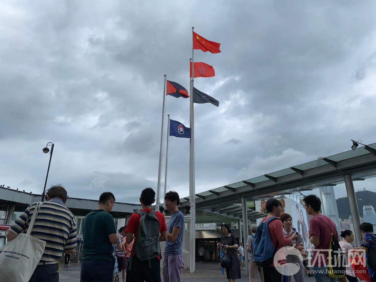一些愛國愛港人士自發組成了u護旗隊vA於8月6日早7點聚集在碼頭A守護國旗