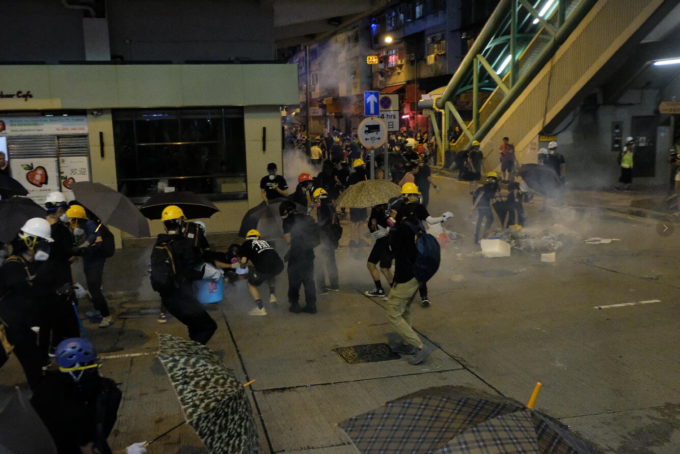 暴徒衝擊深水埗警署A警方施放催淚彈C]文匯報資料圖片^