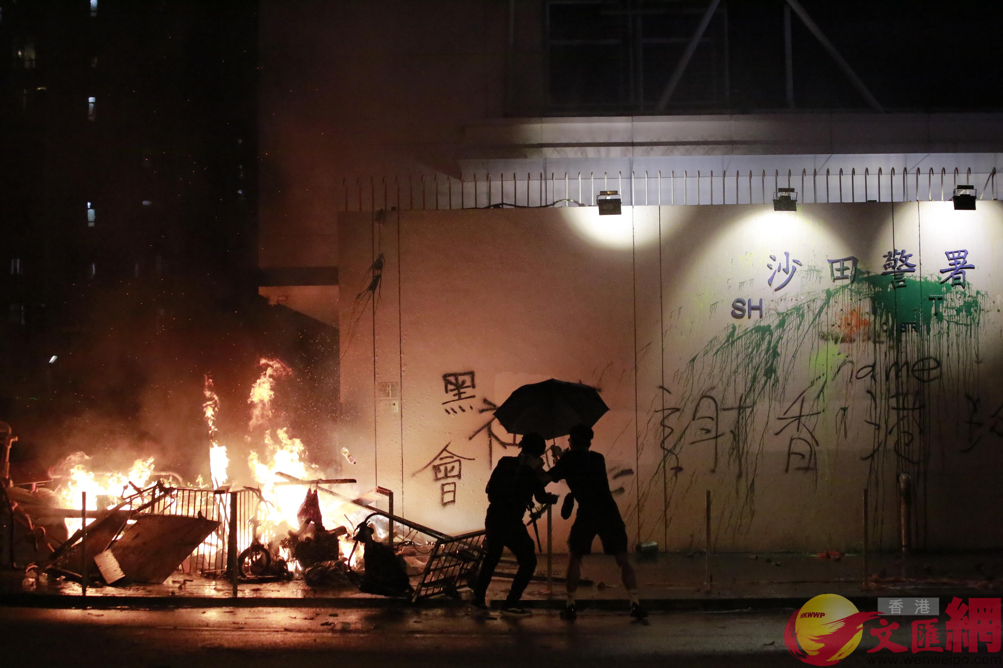 沙田警署外火焰高約3米A暴徒還不斷向火堆投擲助燃劑C