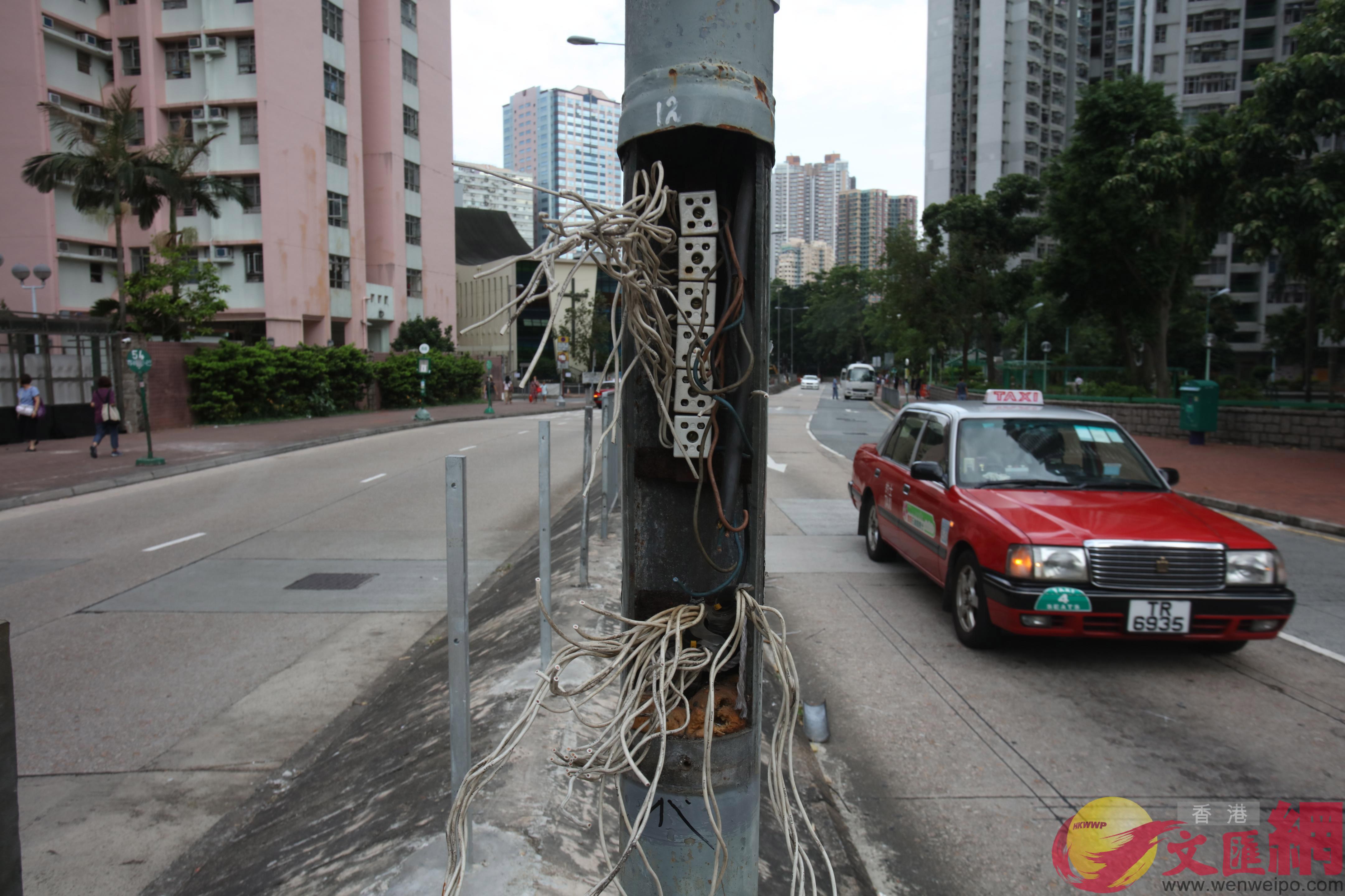 黃大仙一處交通燈遭損A影響車輛行駛C香港文匯報記者 攝