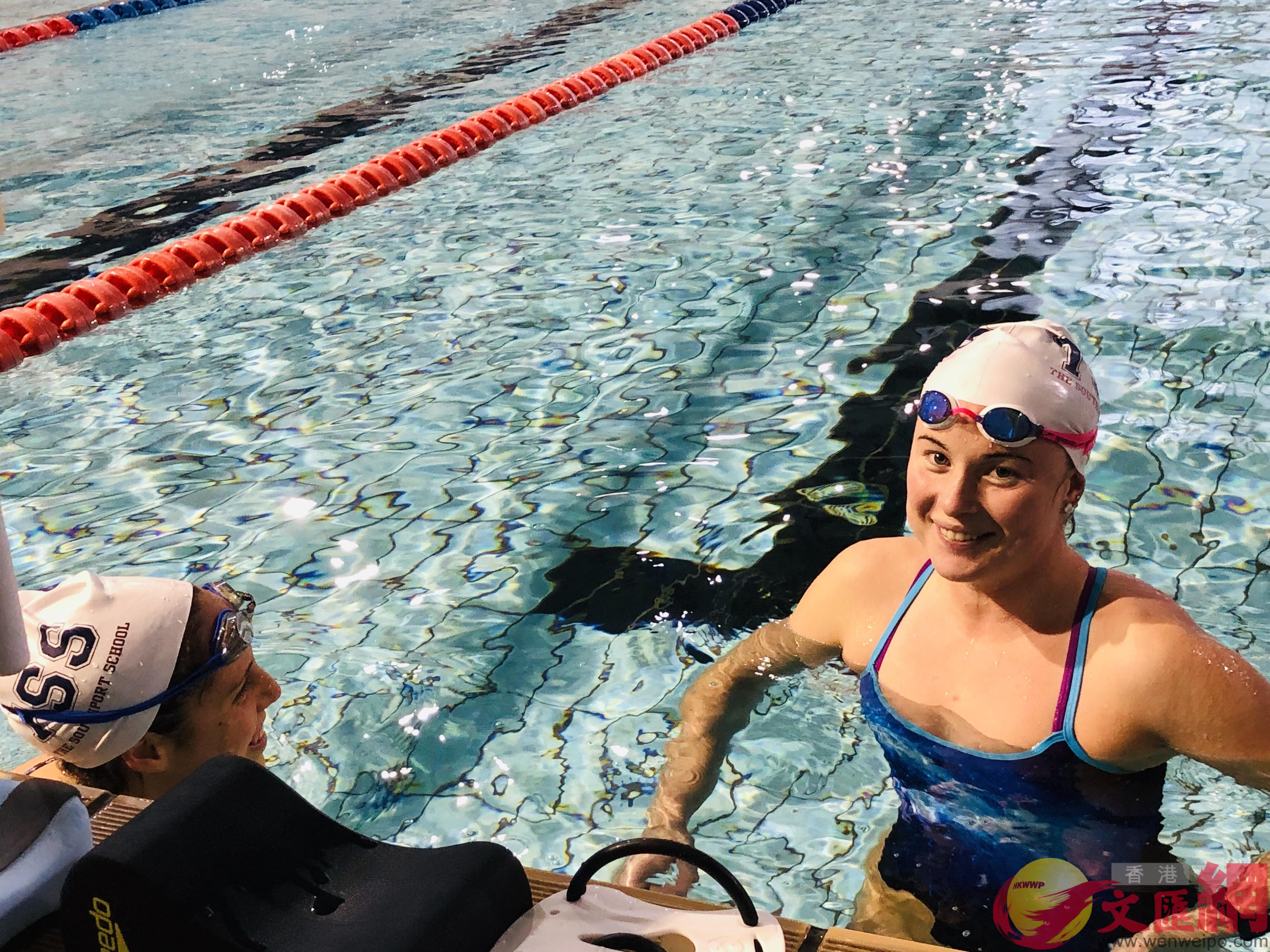兩名外國女運動員在泳池熱身準備正式比賽(記者 丁春麗 攝)