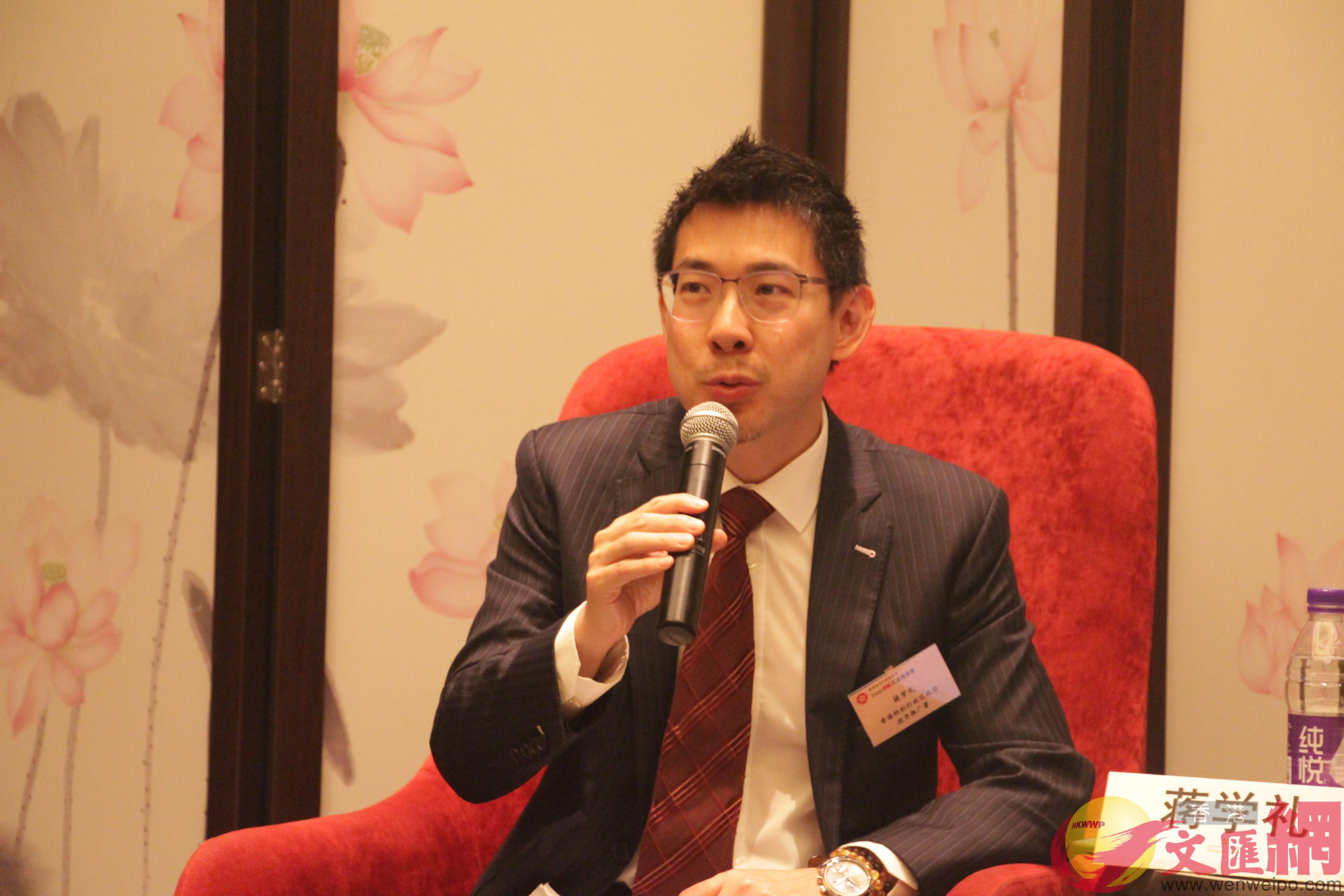 香港投資推廣署助理署長蔣學禮博士接受記者採訪。（記者 胡臥龍 攝。）
