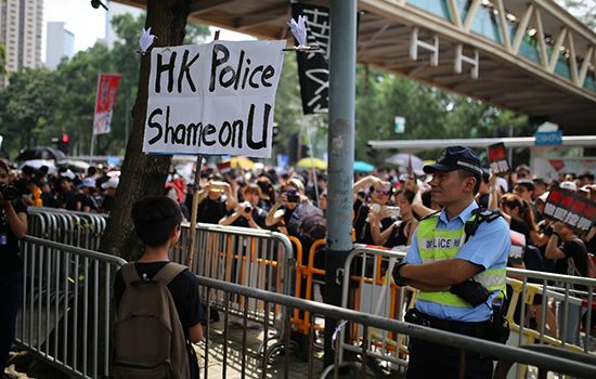 香港警察和小孩
