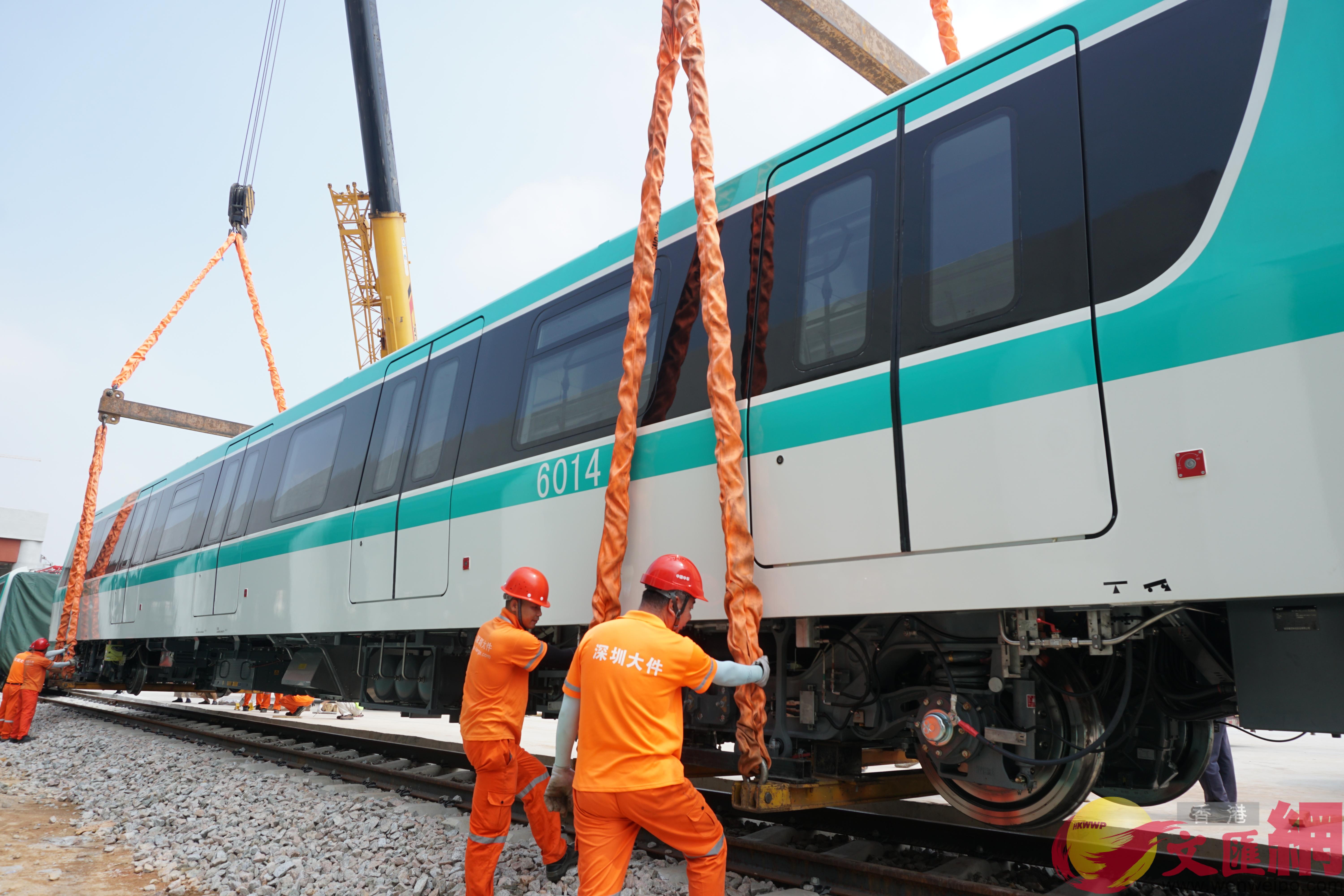 新列車首設後視攝像頭 多途徑提升安全性能。(記者 郭若溪 攝) 新列車首設後視攝像頭 多途徑提升安全性能。(記者 郭若溪 攝)