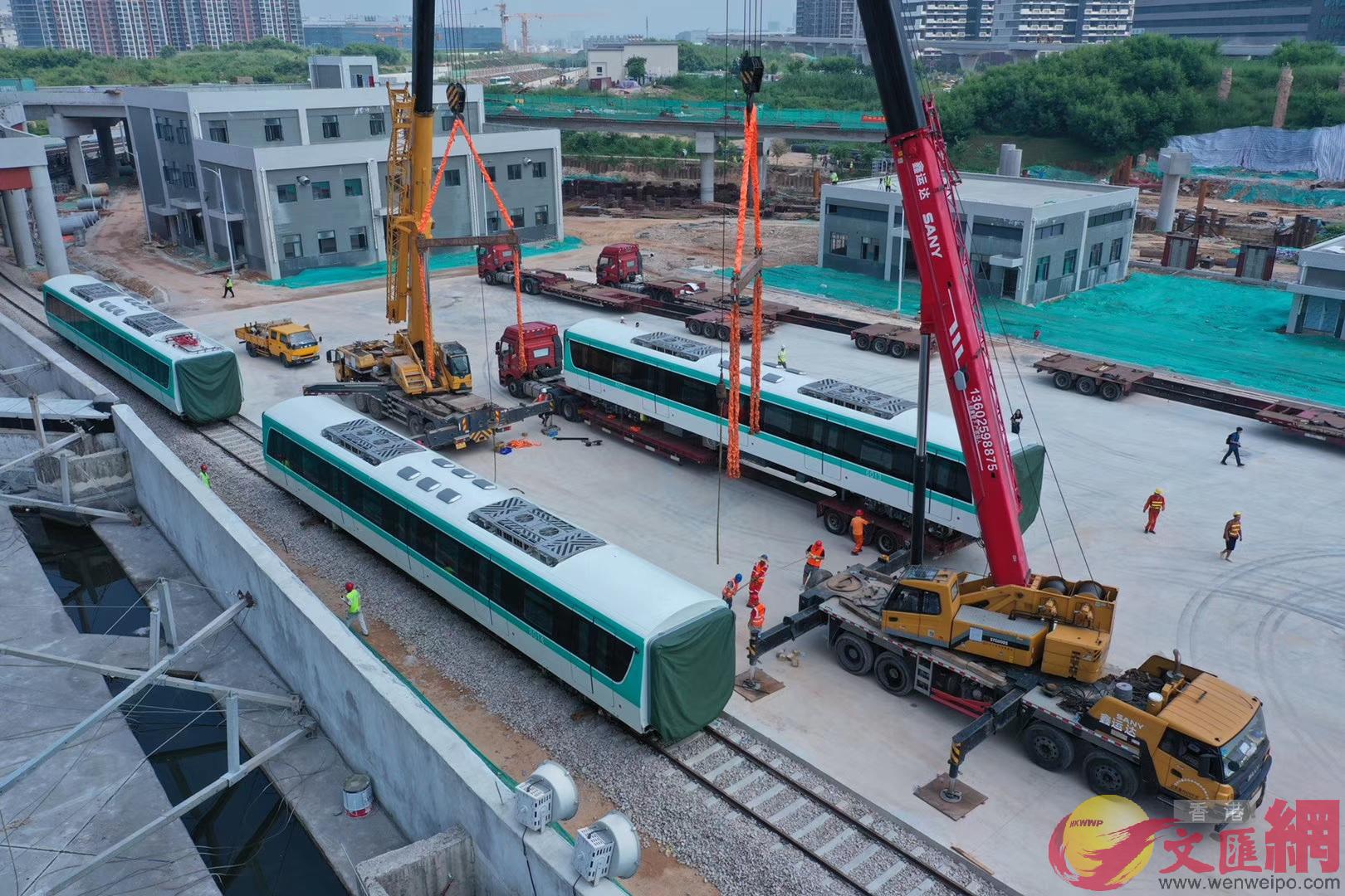 深圳地鐵6號線首列車正在吊裝。(記者 郭若溪 攝) 深圳地鐵6號線首列車正在吊裝。(記者 郭若溪 攝)