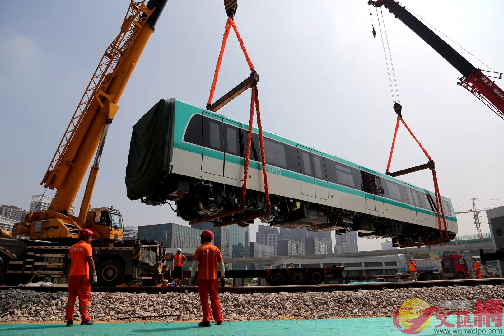 深圳地鐵6號線首列車正在吊裝。(記者 郭若溪 攝) 深圳地鐵6號線首列車正在吊裝。(記者 郭若溪 攝)