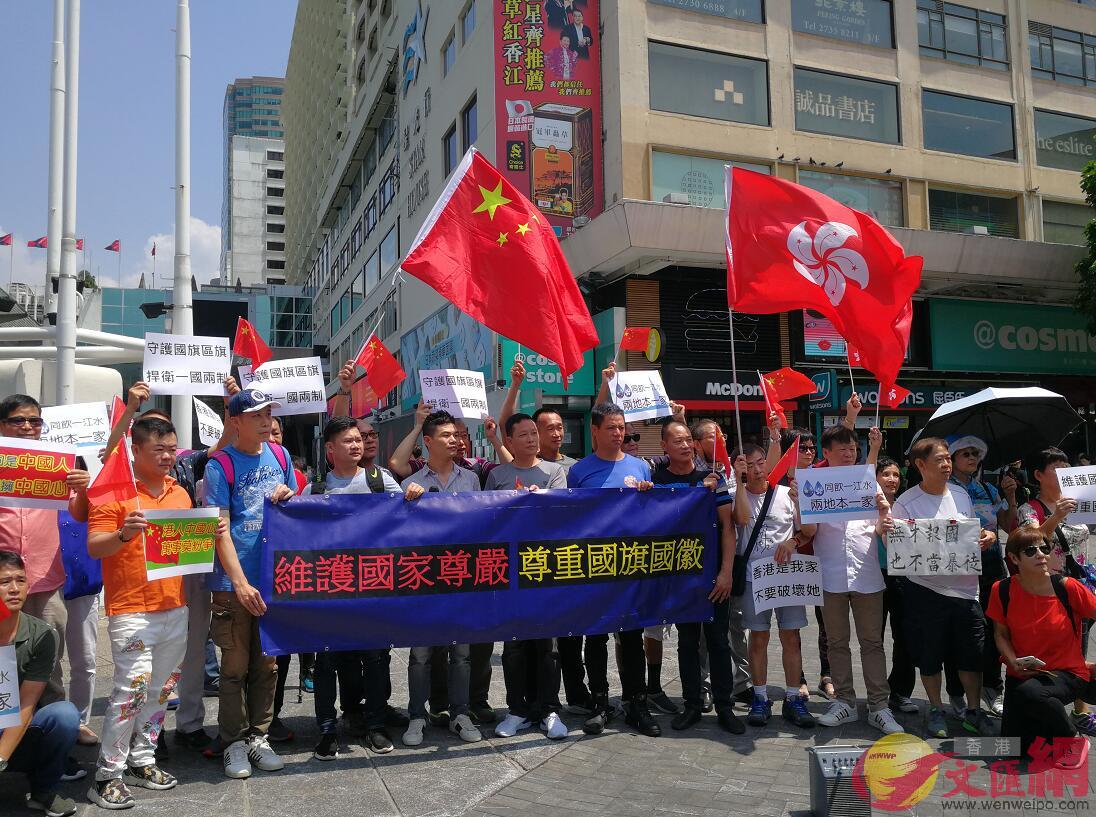 香港市民在尖沙咀舉行u尊重國旗國徽v集會(大公文匯全媒體記者鄧奕晞攝)