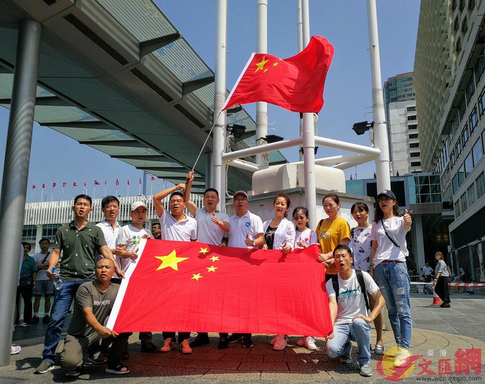 香港市民在尖沙咀舉行u尊重國旗國徽v集會(大公文匯全媒體記者鄧奕晞攝)