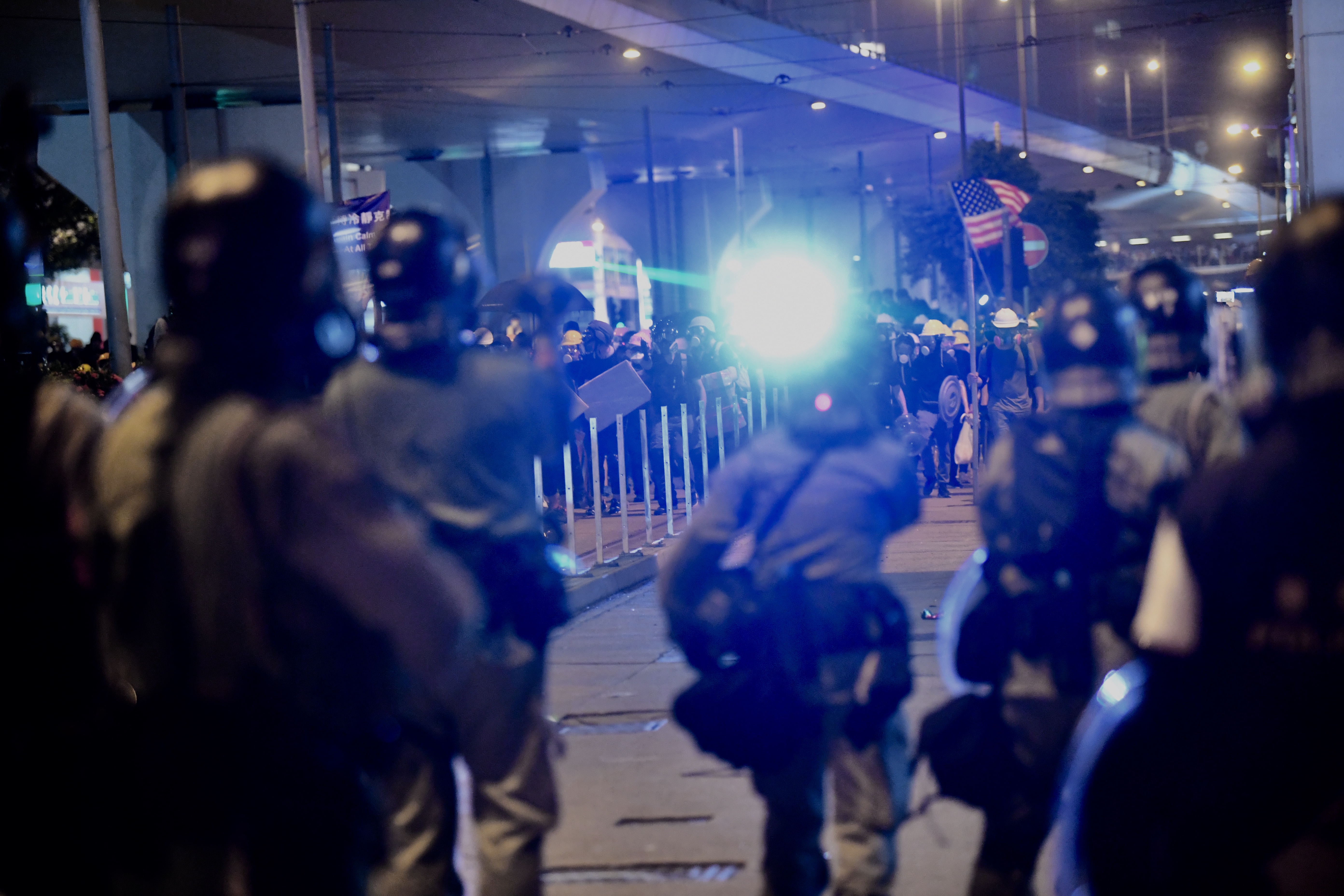 7月21日A示威者不時以強光及激光鐳射燈挑釁警方C 香港中通社圖片