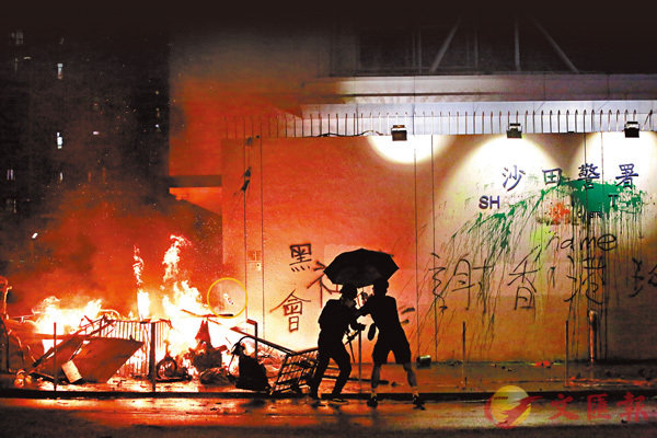 沙田警署外火焰高約3米A暴徒還不斷向火堆投擲助燃劑(圖圈)C 大公文匯全媒體記者 攝 