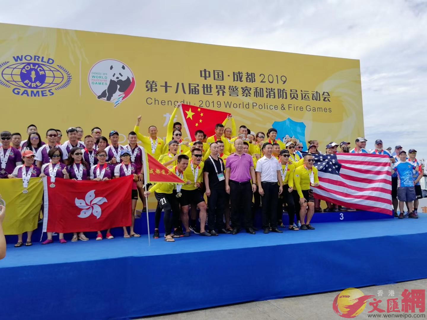 中國香港代表隊的龍舟運動員取得好成績]記者 向雲 攝^