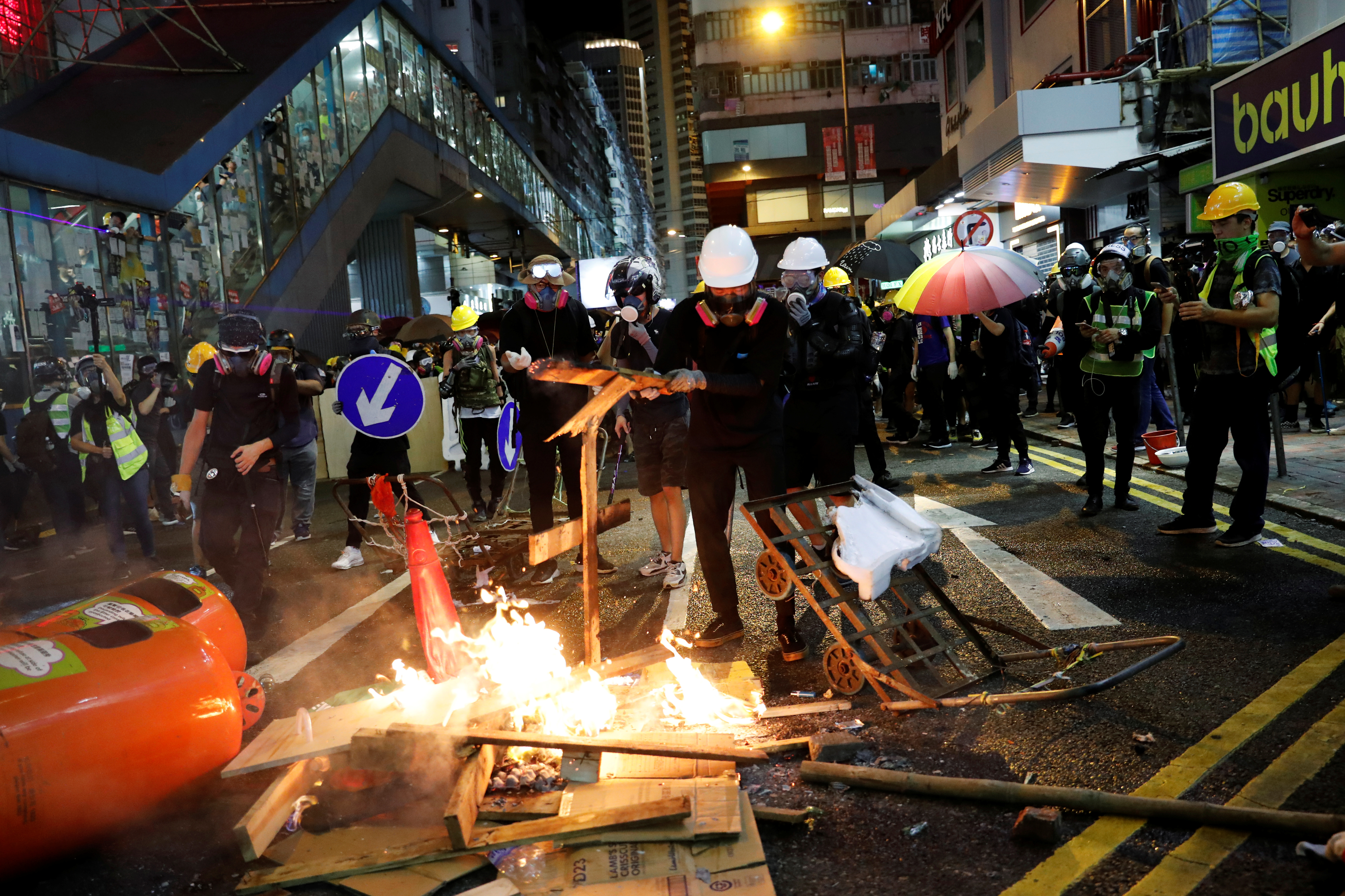 香港暴力示威者在馬路上焚燒雜物縱火C]圖片來源G路透社 ^
