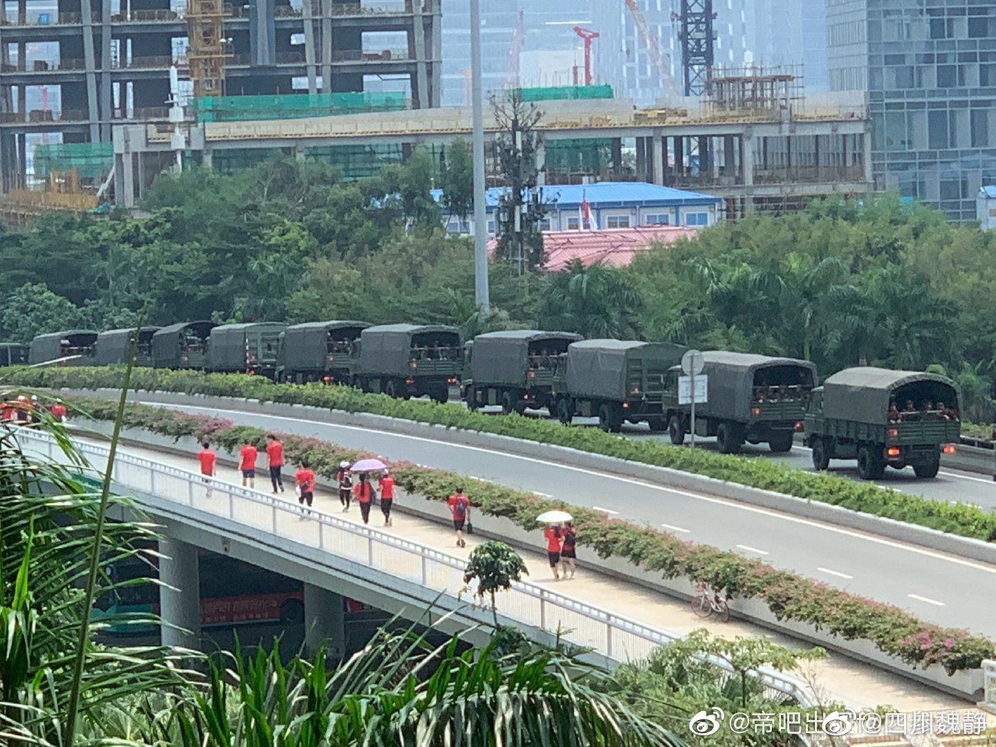 據網友爆料A深圳灣口岸出現大批武警車輛C圖片來源G微博