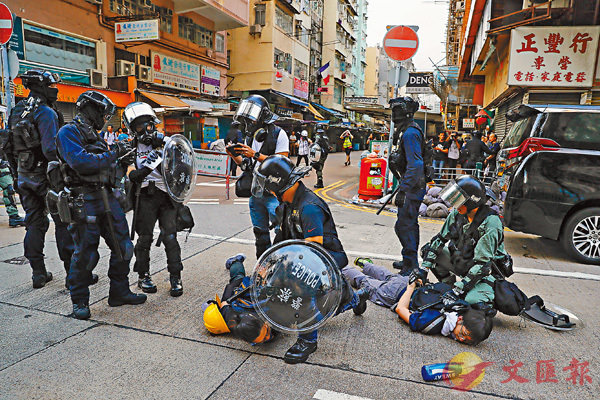警方在深水埗南昌街近鴨寮街口拘捕兩名暴徒C 美聯社