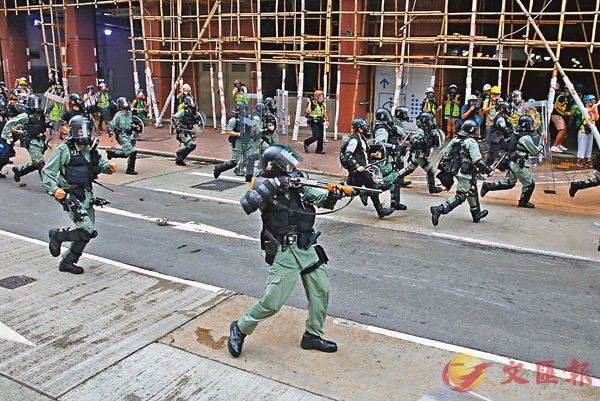 警方在深水埗驅散暴徒C 香港文匯報記者 攝