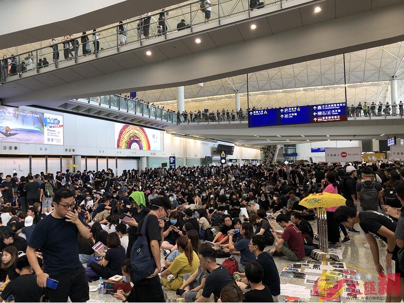 香港機場被黑衣人佔據]大公文匯全媒體記者攝^