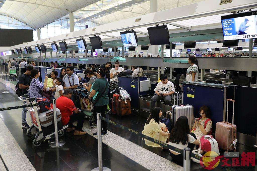 非法集會癱瘓機場A旅客感到無奈]大公文匯全媒體記者攝^