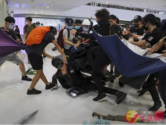 香港示威者在商場內毆打警察。