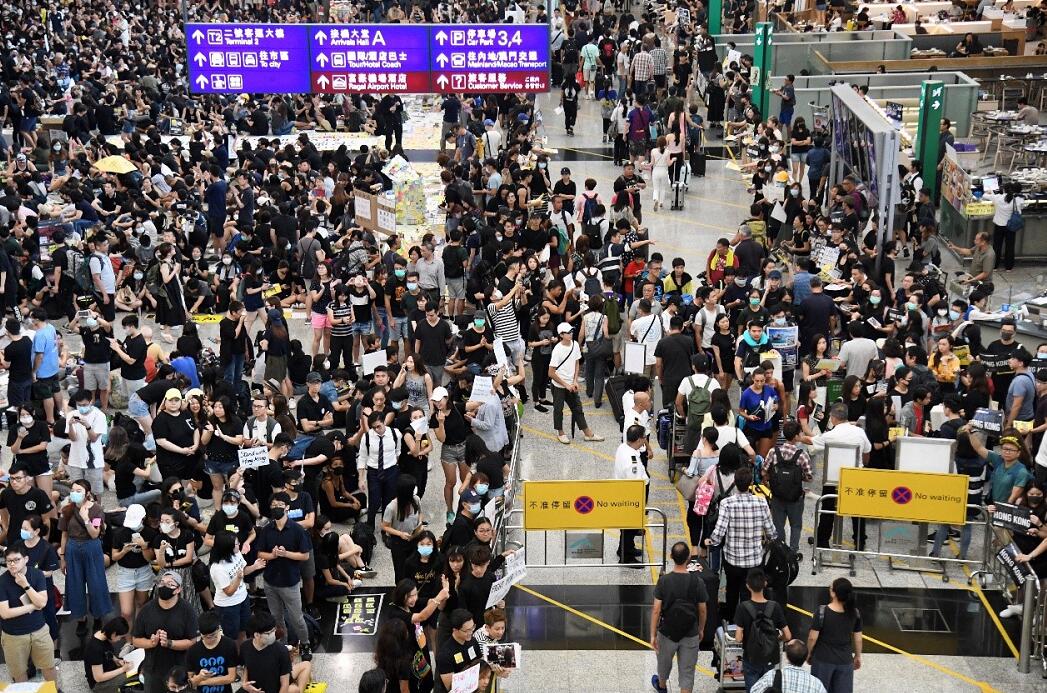 8月10日A香港國際機場接機大堂有黑衣人違法聚集(香港中通社圖片)