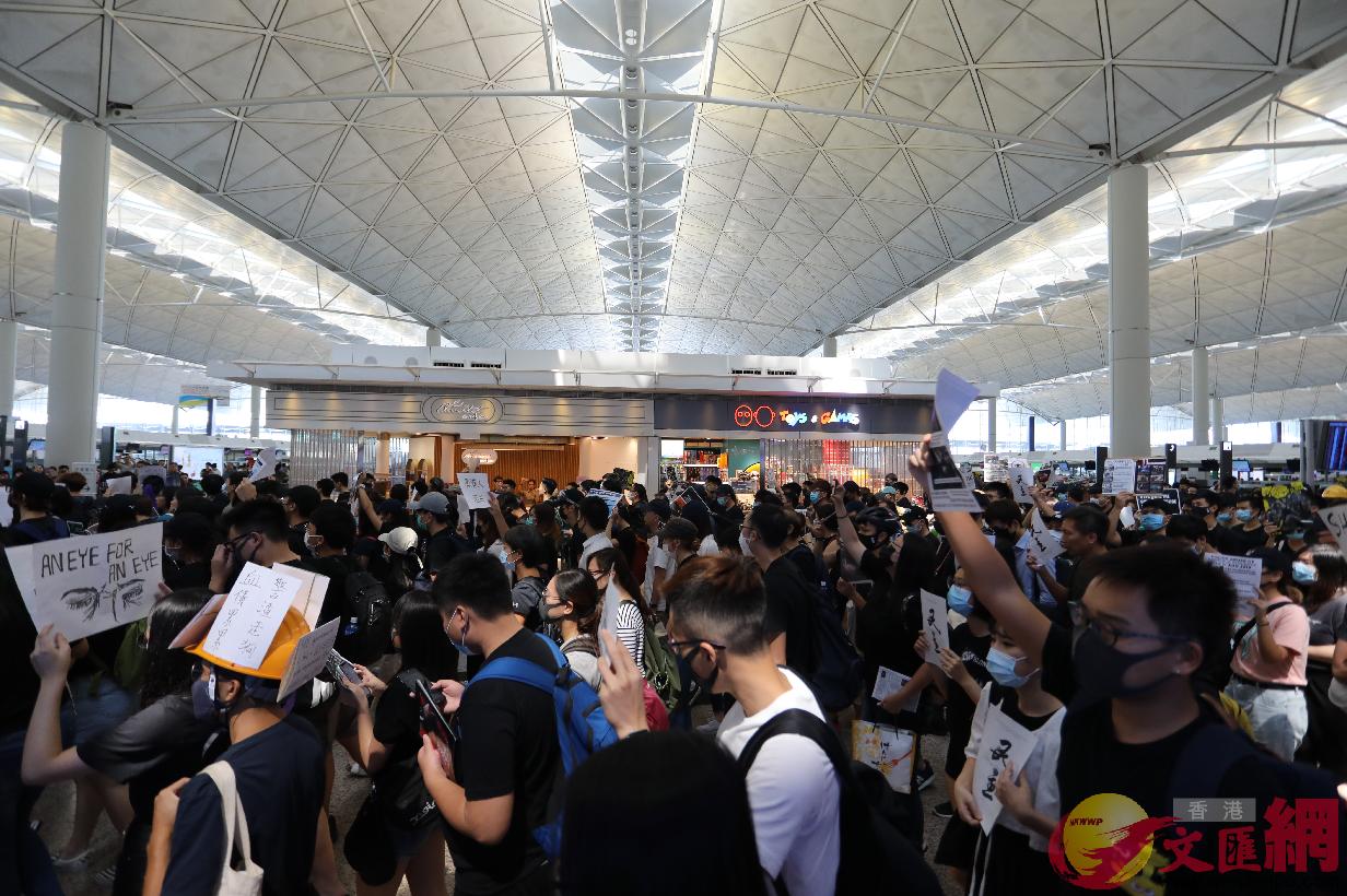 黑衣人在機場離境大堂非法集結 （大公文匯全媒體記者攝） 