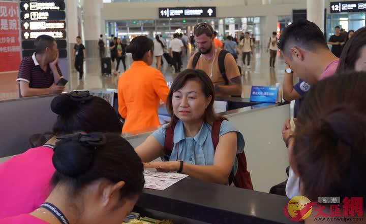 香港旅客焦急的等待出票]記者 郭若溪攝^