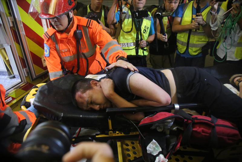 ■《環球時報》記者頭部有明顯傷痕，送院治理。 香港文匯報記者 攝
