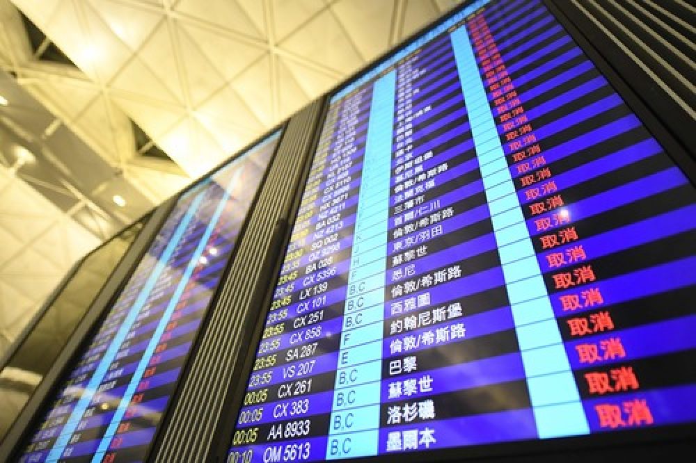 8月12日香港機場大屏顯示的航班狀態C]新華社圖^