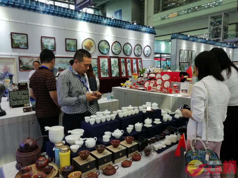 潮州一企業生產的藝術陶瓷供不應求C記者李昌鴻 攝