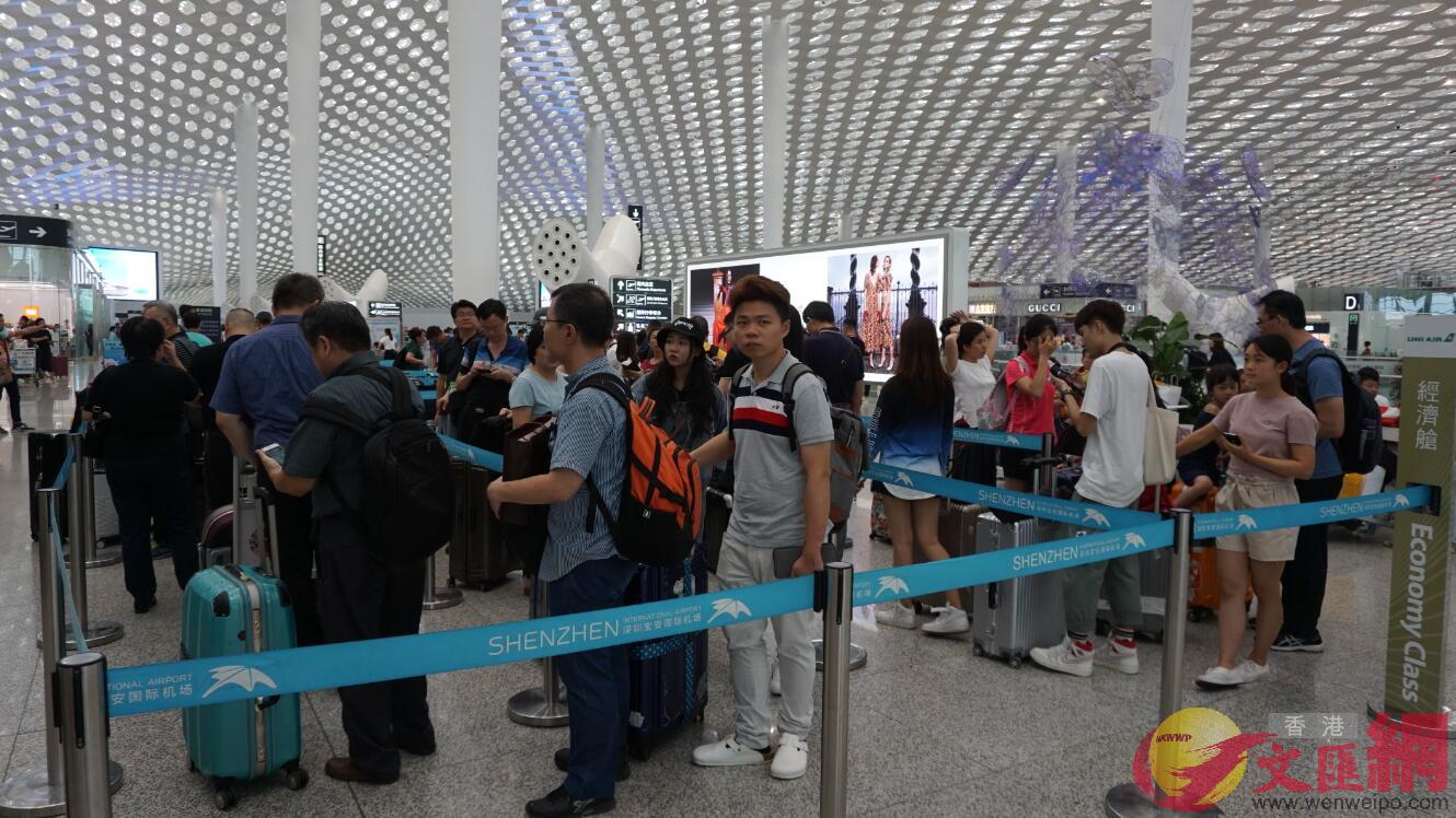 連日來深圳機場客流不斷增多 記者 郭若溪攝