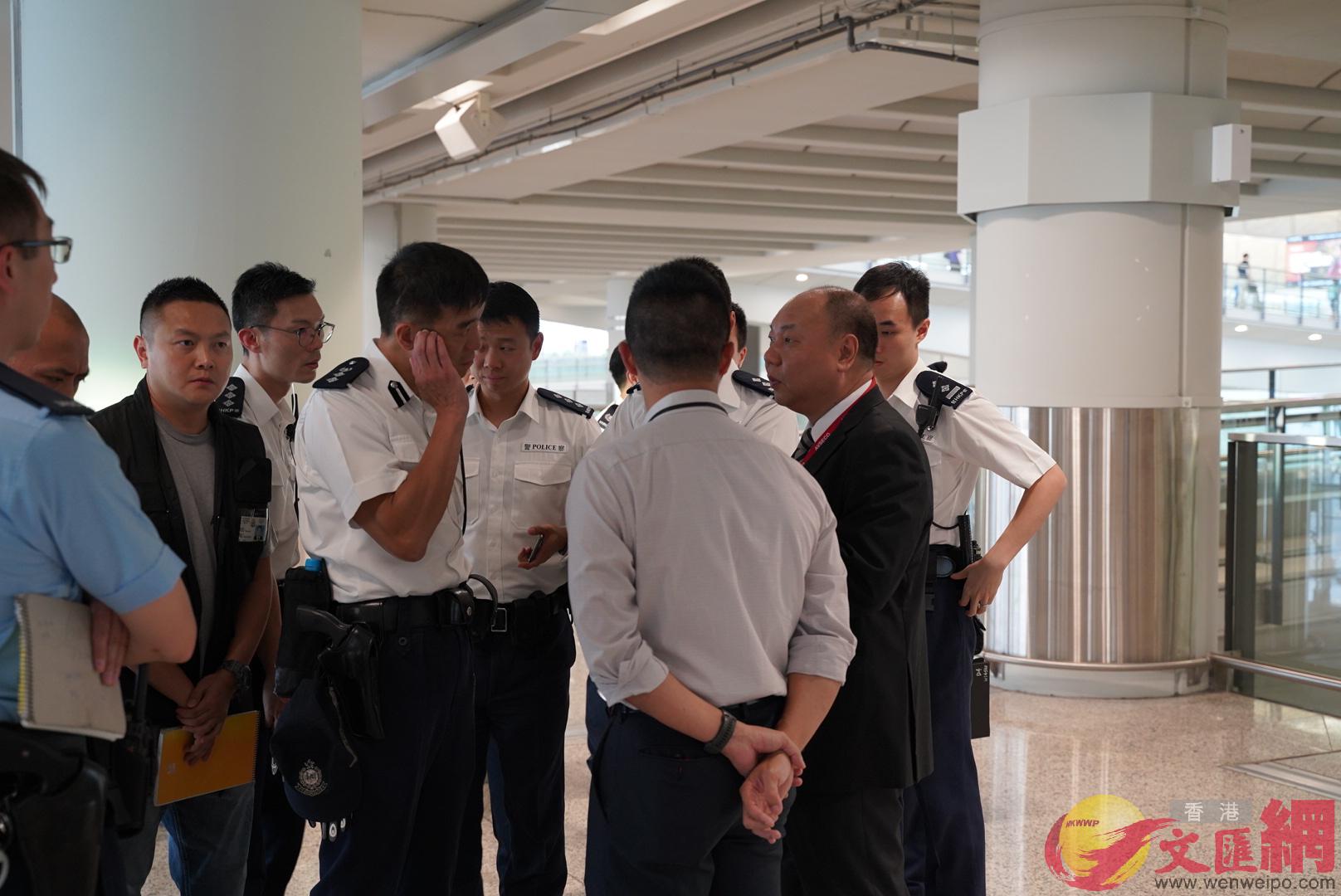 警察在機場範圍內執勤]大公文匯全媒體記者攝^