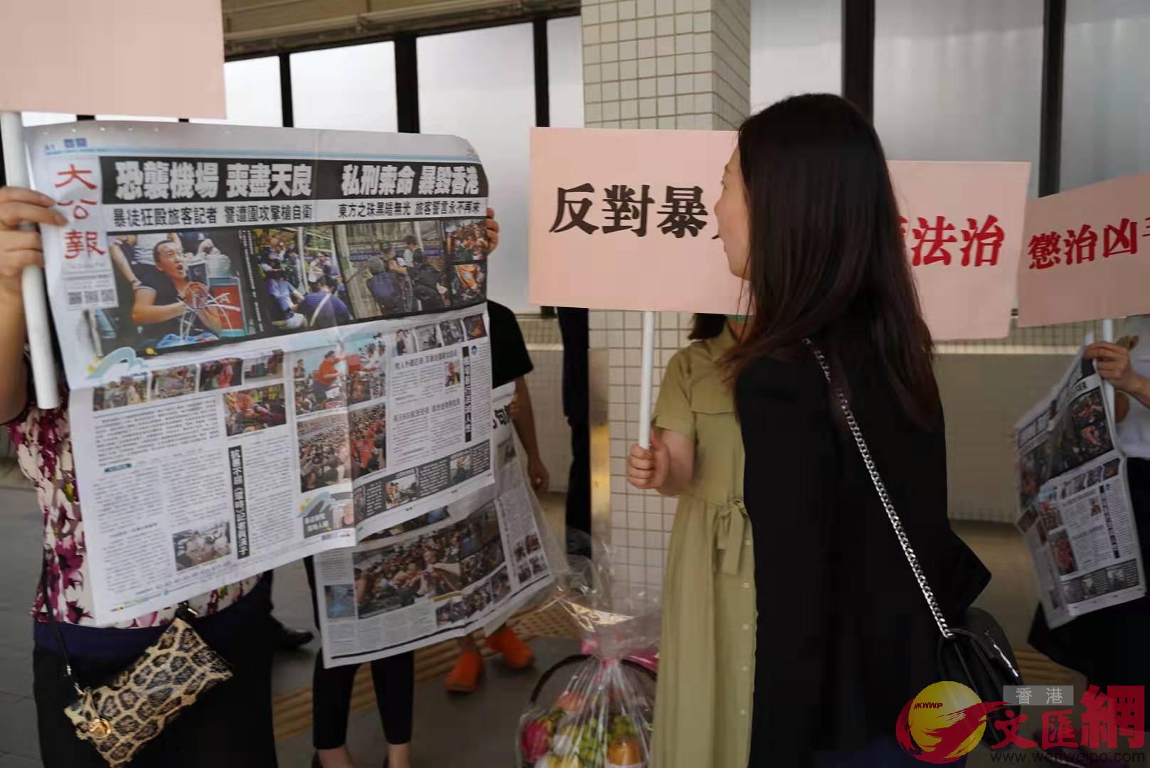 市民手持大公報B香港文匯報及反對暴力標語A聲援付國豪
