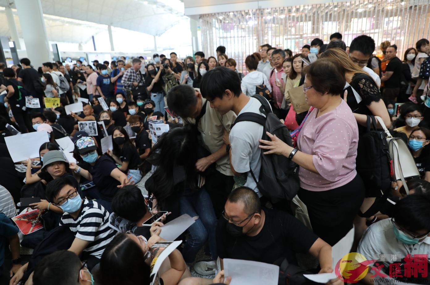 非法集結者連續兩日擾亂香港機場運作(大公文匯全媒體記者攝)