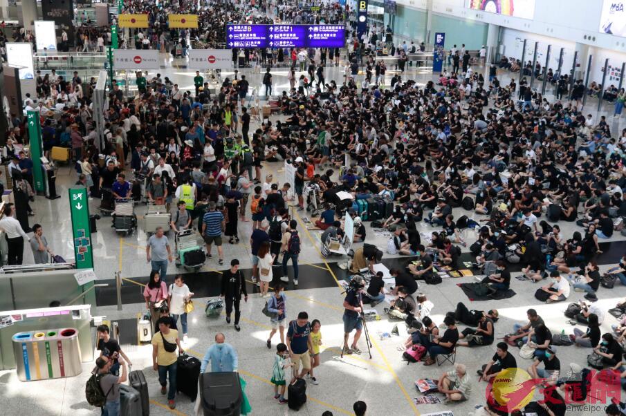 圍堵機場第二天。 香港文匯報記者攝