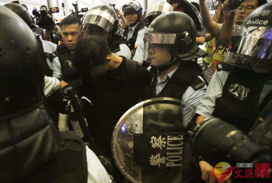 一名黑衣被拘捕。香港文匯報記者 攝