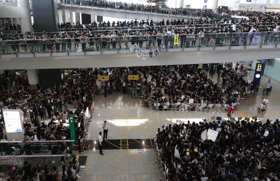 黑衣人先後在機場出入境大堂集結。香港文匯報記者 攝