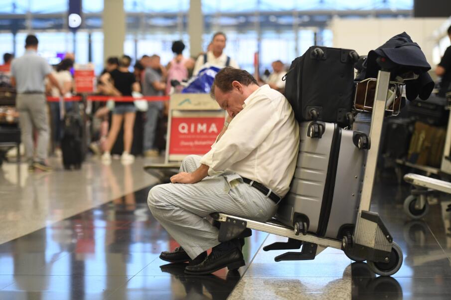  8月13日，遊客在機場滯留。新華社