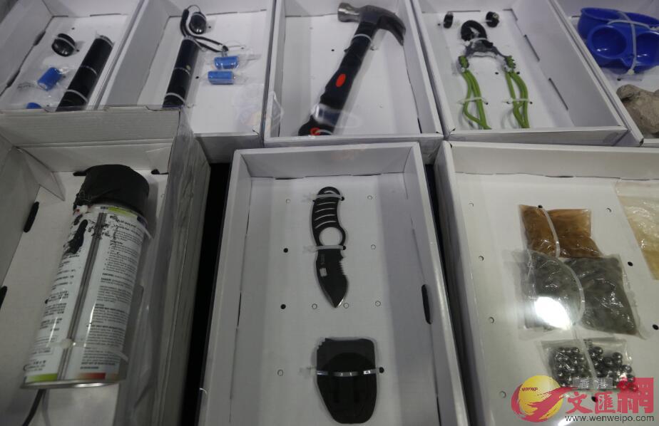 警方展示暴徒使用的各種武器包括鐵鎚、利刀、丫叉和鋼珠等。香港文匯報記者攝