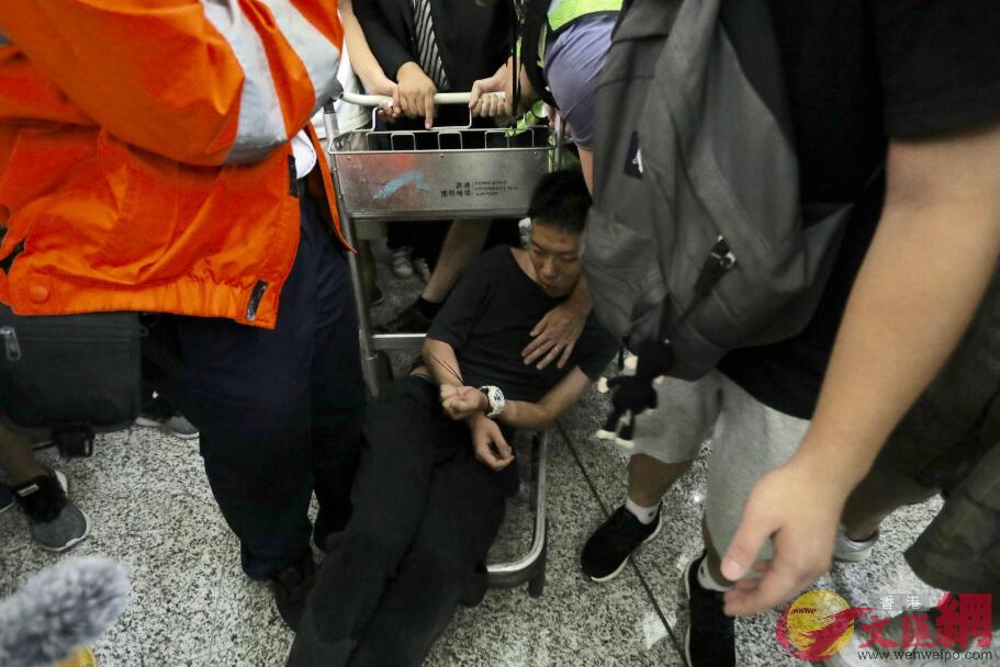 地旅客被勒上膠帶。大公文匯傳媒記者 攝