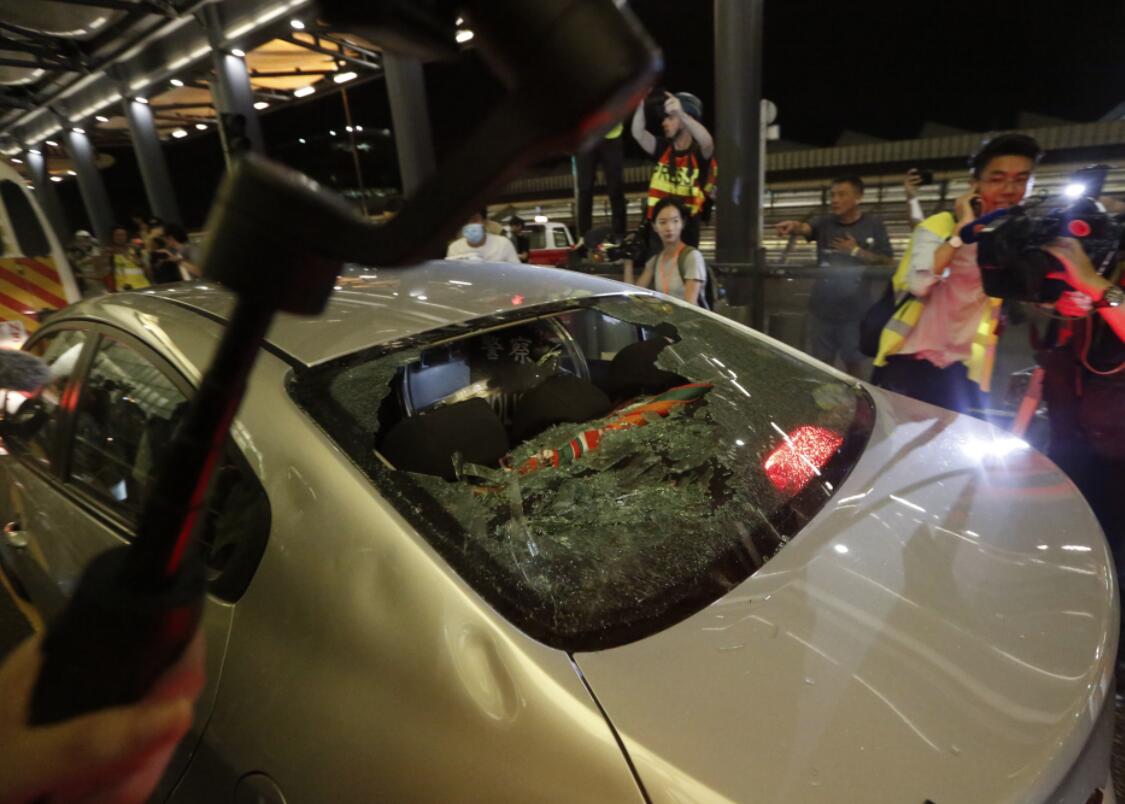 便衣警察的私家車擋風玻璃被毀C香港文匯報記者 攝 