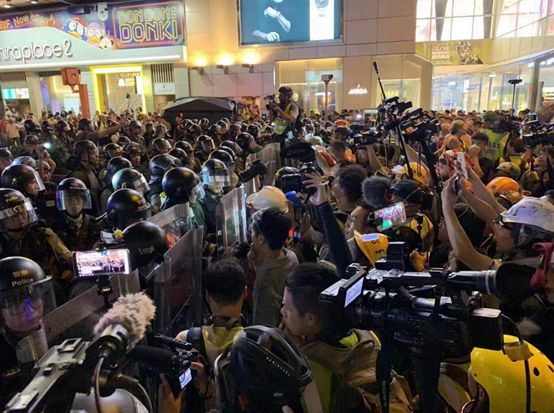 香港u記者v檔在警察前阻攔警察執法A並想藉機碰瓷
