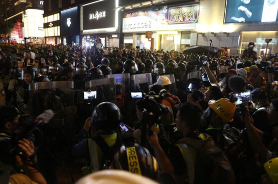 香港u記者v檔在警察前阻攔警察執法A並想藉機碰瓷